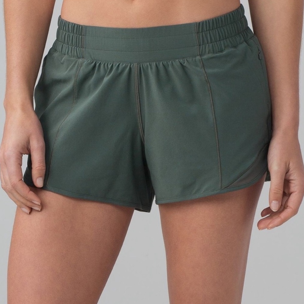 Lululemon Hotty Hot 2.5” Short in Dark Forest